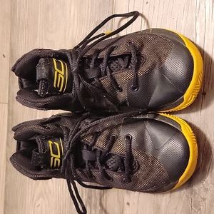 Under armored kids shoes